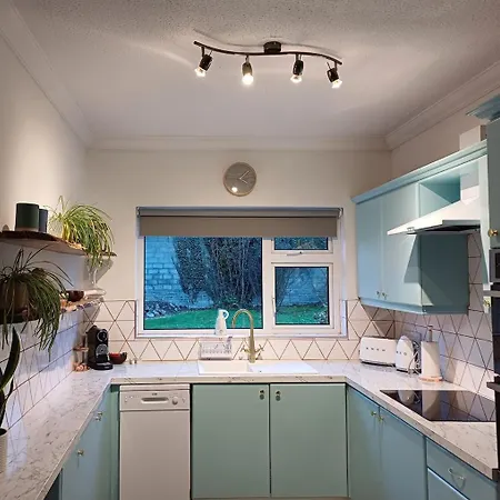 Bright & Cozy In Knocknacarra Galway