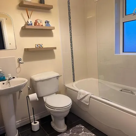 Bright & Cozy In Knocknacarra Vakantiehuis